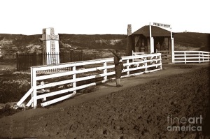 father-serra-celtic-cross-at-the-artillery-pacific-streets-gate-presidio-of-monterey-1907-california-views-mr-pat-hathaway-archives
